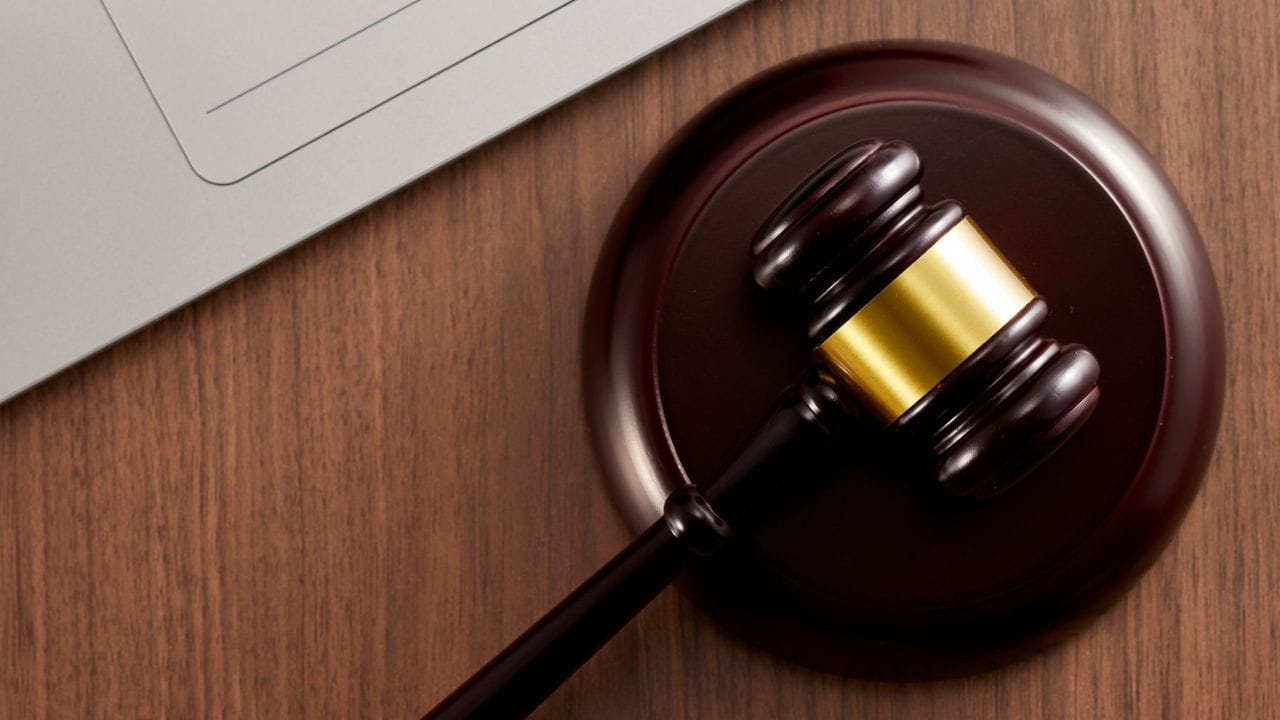 કોર્ટે એવો પણ નિર્દેશ આપ્યો હતો કે, બંને ભવિષ્યમાં એકબીજા સામે કોઈ નવો કેસ દાખલ કરશે નહીં, જેથી ન્યાયિક પ્રક્રિયાનો વધુ દુરુપયોગ ન થાય.