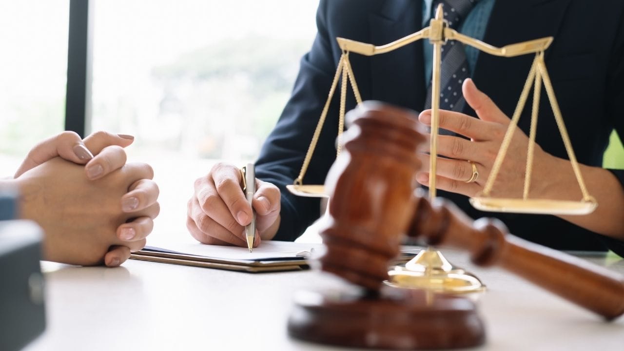 કોર્ટે ચોખ્ખા શબ્દોમાં કહ્યું લગ્ન જેવા પવિત્ર બંધનમાં નાની-મોટી ફરિયાદ કે ઘરેલું કામકાજના આધાર પર પૂર્ણ કરી શકાય નહી. ખાસ કરીને જ્યારે લાઈફસ્ટાઈલ જલ્દી બદલાતી હોય.