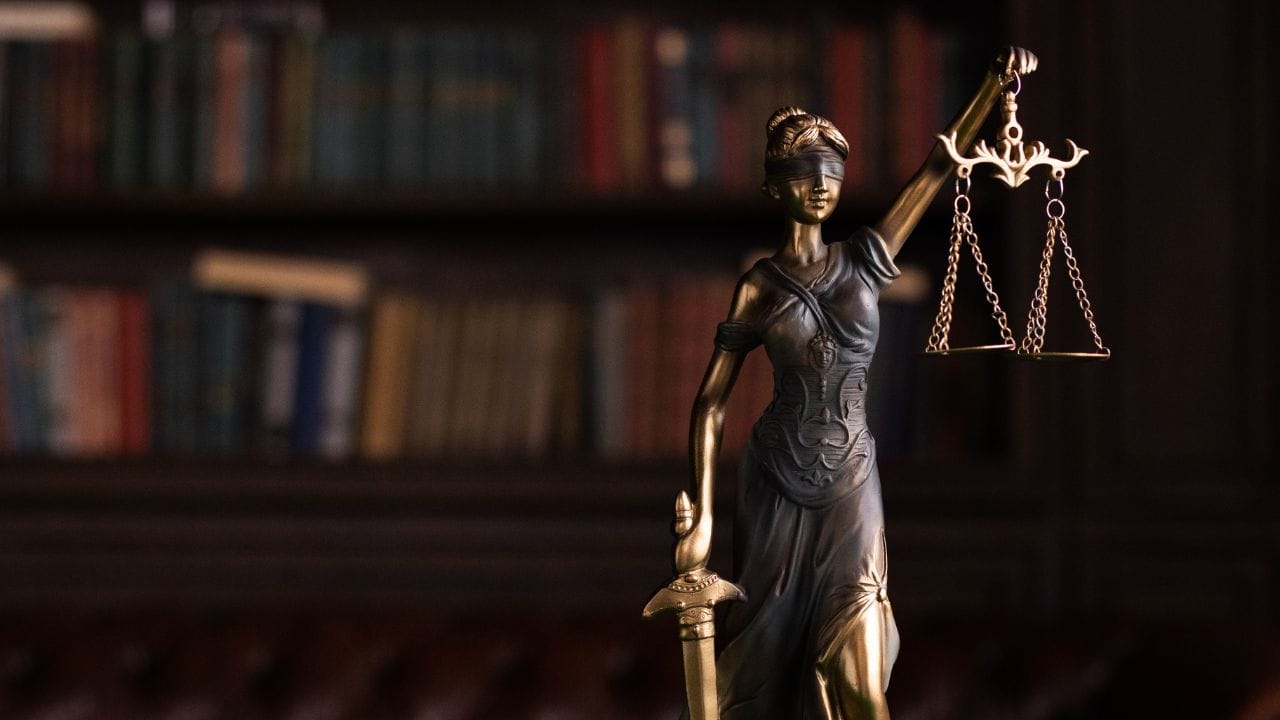 (Disclaimer: જો તમારી પાસે કોઈ ચોક્કસ કેસ હોય તો કાનૂની નિષ્ણાત (વકીલ) ની સલાહ લેવી સલાહભર્યું છે. અહીં આપેલી માહિતી ફક્ત કોર્ટના નિર્ણયો અને કલમોને આધારે આપવામાં આવી છે. તમારે કોઈ કેસ માટે જાણવું હોય તો યોગ્ય વકીલની સલાહ લઈ શકો છો.)(All Image Credit- Canva)