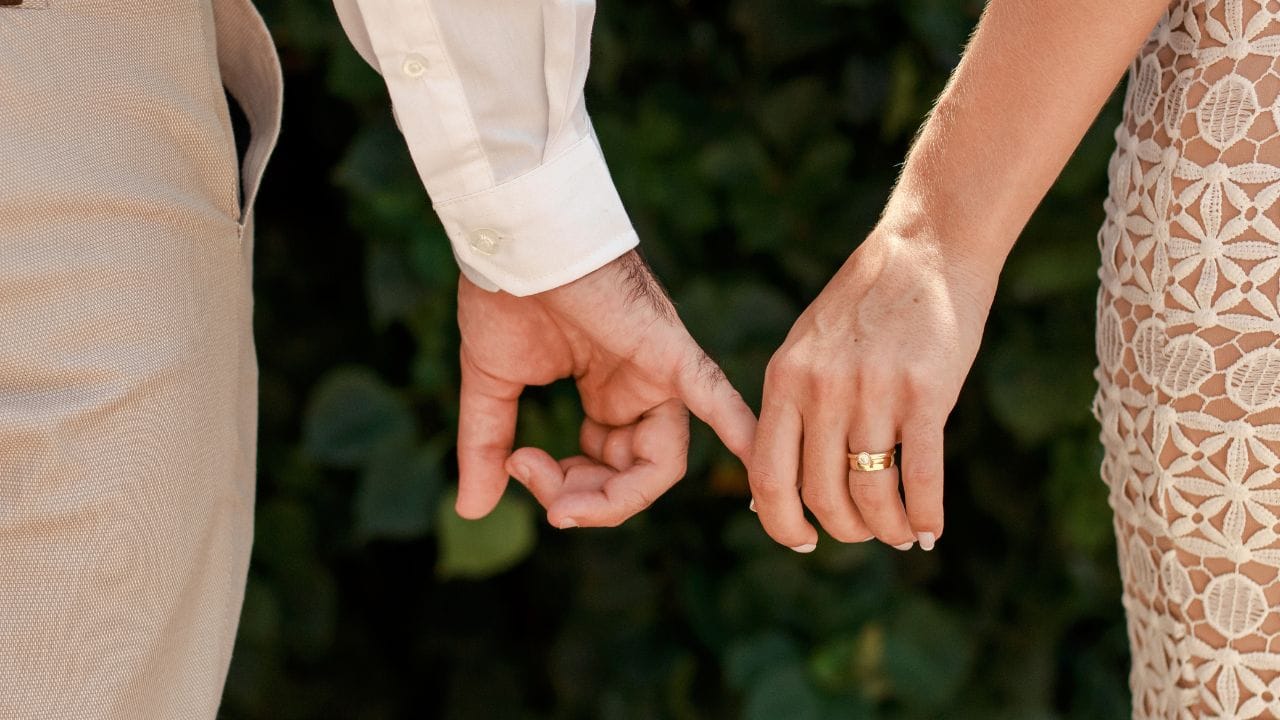 (Disclaimer: જો તમારી પાસે કોઈ ચોક્કસ કેસ હોય તો કાનૂની નિષ્ણાત (વકીલ) ની સલાહ લેવી સલાહભર્યું છે. અહીં આપેલી માહિતી ફક્ત કોર્ટના નિર્ણયો અને કલમોને આધારે આપવામાં આવી છે. તમારે કોઈ કેસ માટે જાણવું હોય તો યોગ્ય વકીલની સલાહ લઈ શકો છો.)(All Image Credit- Canva)