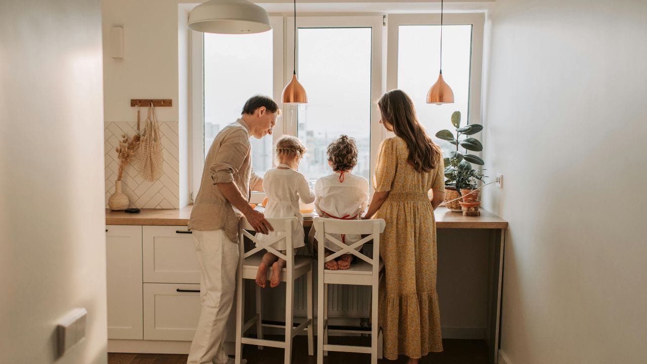 2018માં સેન્ટ્રલ એડમિનિસ્ટ્રેટિવ ટ્રિબ્યુનલના આદેશે 2012માં રિટાયર થયેલા કર્મચારીઓને આપવામાં આવતા માસિક પેન્શન અને ગ્રેચ્યુટી બેનિફિટ્સને 50 ટકા રોકવાના અથોરિટીના નિર્ણય પર સમર્થન આપવામાં આવ્યું હતું. દિલ્હી હાઇકોર્ટે જણાવ્યું હતું કે પ્રતિવાદીઓને અરજદારના માસિક પેન્શન અને ગ્રેચ્યુઇટીના 50% કાયમી ધોરણે રોકવા માટે કોઈ માન્ય કારણ મળ્યું નથી. 