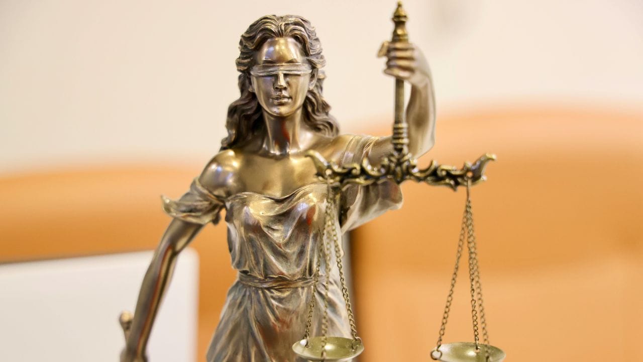 (Disclaimer: જો તમારી પાસે કોઈ ચોક્કસ કેસ હોય તો કાનૂની નિષ્ણાત (વકીલ) ની સલાહ લેવી સલાહભર્યું છે. અહીં આપેલી માહિતી ફક્ત કોર્ટના નિર્ણયો અને કલમોને આધારે આપવામાં આવી છે. તમારે કોઈ કેસ માટે જાણવું હોય તો યોગ્ય વકીલની સલાહ લઈ શકો છો.)(All Image Credit- Canva)