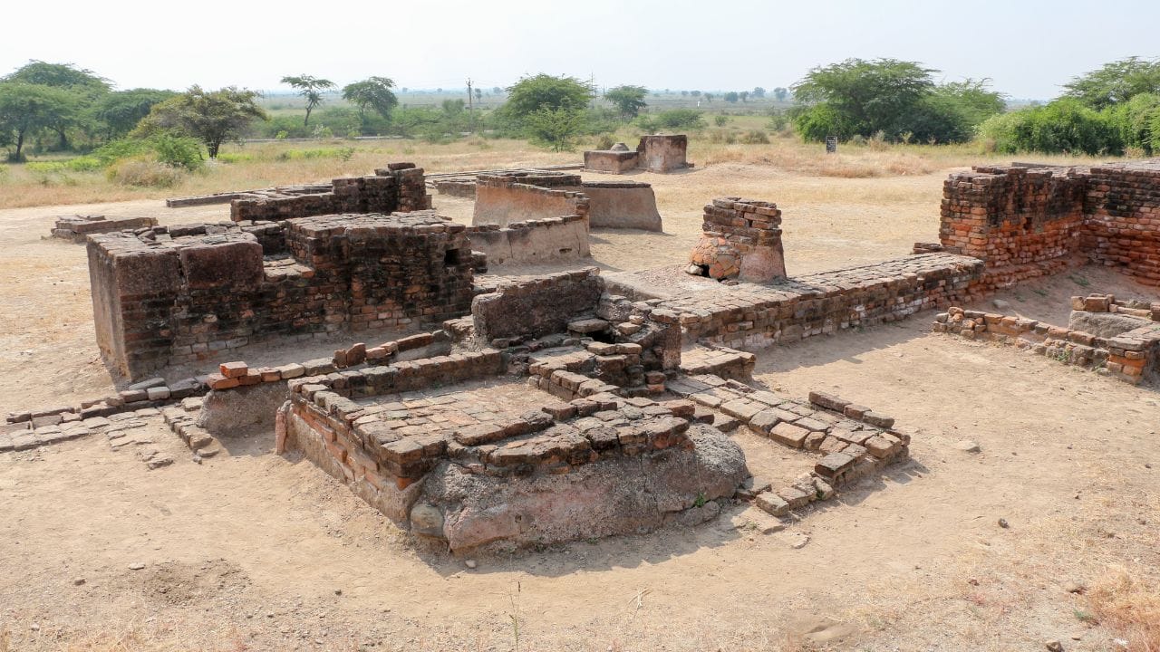 લોથલ અને ધોળાવીરા ઉપરાંત ગુજરાતના આશરે 50થી વધુ સ્થળોએ સિંધુ ખીણ સંસ્કૃતિના મહત્વના પુરાતાત્વિક અવશેષો પ્રાપ્ત થયા છે. પ્રાચીન સમયથી જ ગુજરાત તેની વિશાળ દરિયાકિનારી ભૂમિકા માટે પ્રસિદ્ધ રહ્યું છે. મૌર્ય તથા ગુપ્ત યુગ દરમિયાન અહીંના અનેક શહેરો બંદરો અને વેપારિક કેન્દ્રો તરીકે વિકસ્યા હતા. ત્યારબાદના સમયમાં કચ્છ, સૌરાષ્ટ્ર, પાટણ અને લાટ (આજનું દક્ષિણ ગુજરાત) જેવા ચાર પ્રદેશો સ્વતંત્ર રાજ્યો રૂપે એકસાથે અસ્તિત્વમાં રહ્યા હતા. (Credits: - Wikipedia)