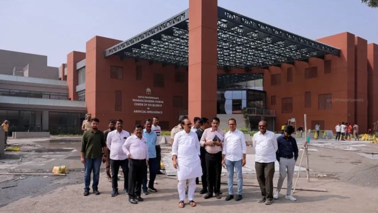 2014માં 4.1 કરોડ રૂપિયાની લોન હતી, જે 2024 સુધીમાં વધી ગઈ હતી. ઉલ્લેખનીય છે કે, સુનેત્રા પવારે સોગંદનામામાં એ પણ ઉલ્લેખ કર્યો હતો કે તેમણે તેમના પતિ અજિત પવાર, ભાભી સુપ્રિયા સુલે અને સાસુ પ્રતિભા પવારને લાખો રૂપિયાની લોન આપી હતી.(All Photo Credit: Ajit Pawar Social media platform)
