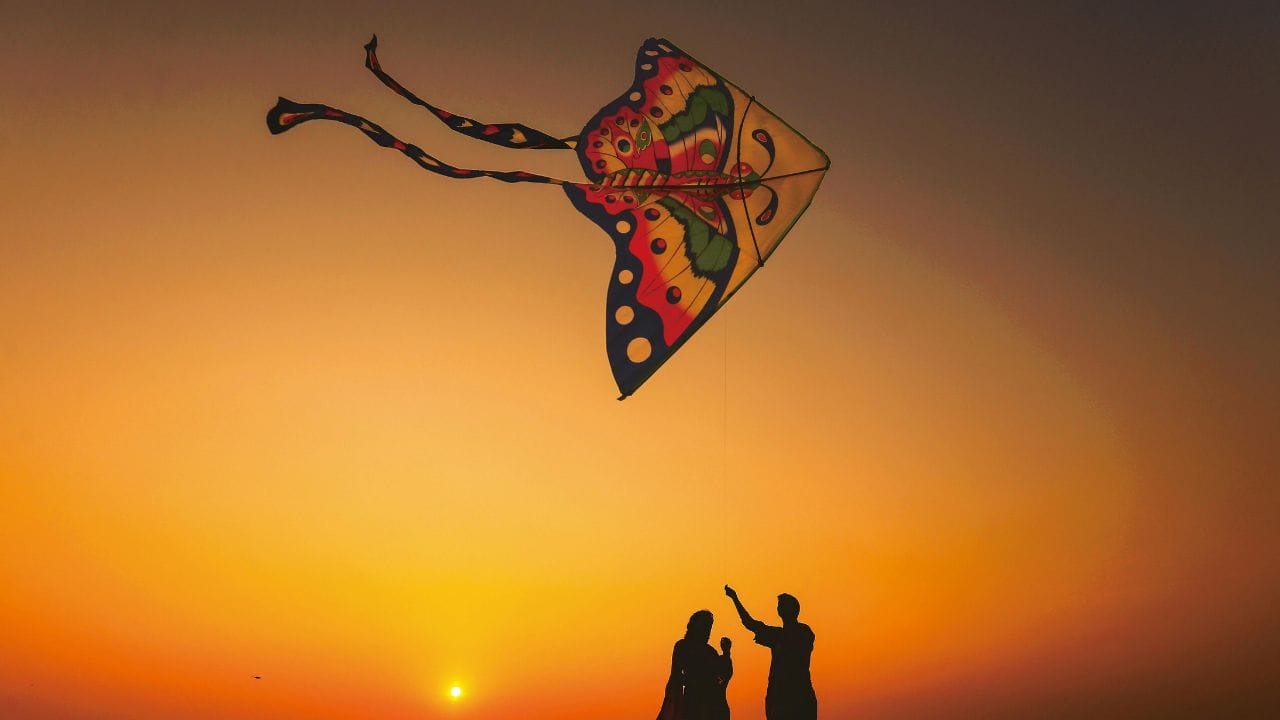 મકરસંક્રાંતિ,ઉતરાયણ એ હિંદુઓનો તહેવાર છે. જે દેશના વિવિધ રાજ્યોમાં અનેક નામો અને અલગ-અલગ રીતે ઉજવવામાં આવે છે. ગુજરાતમાં ઉતરાયણ તરીકે ઉજવવામાં આવે છે. આ દિવસે ગુજરાતના મોટાભાગના વિસ્તારોમાં લોકો પતંગ ઉડાડીને મકરસંક્રાતિની ઉજવણી કરે છે. 