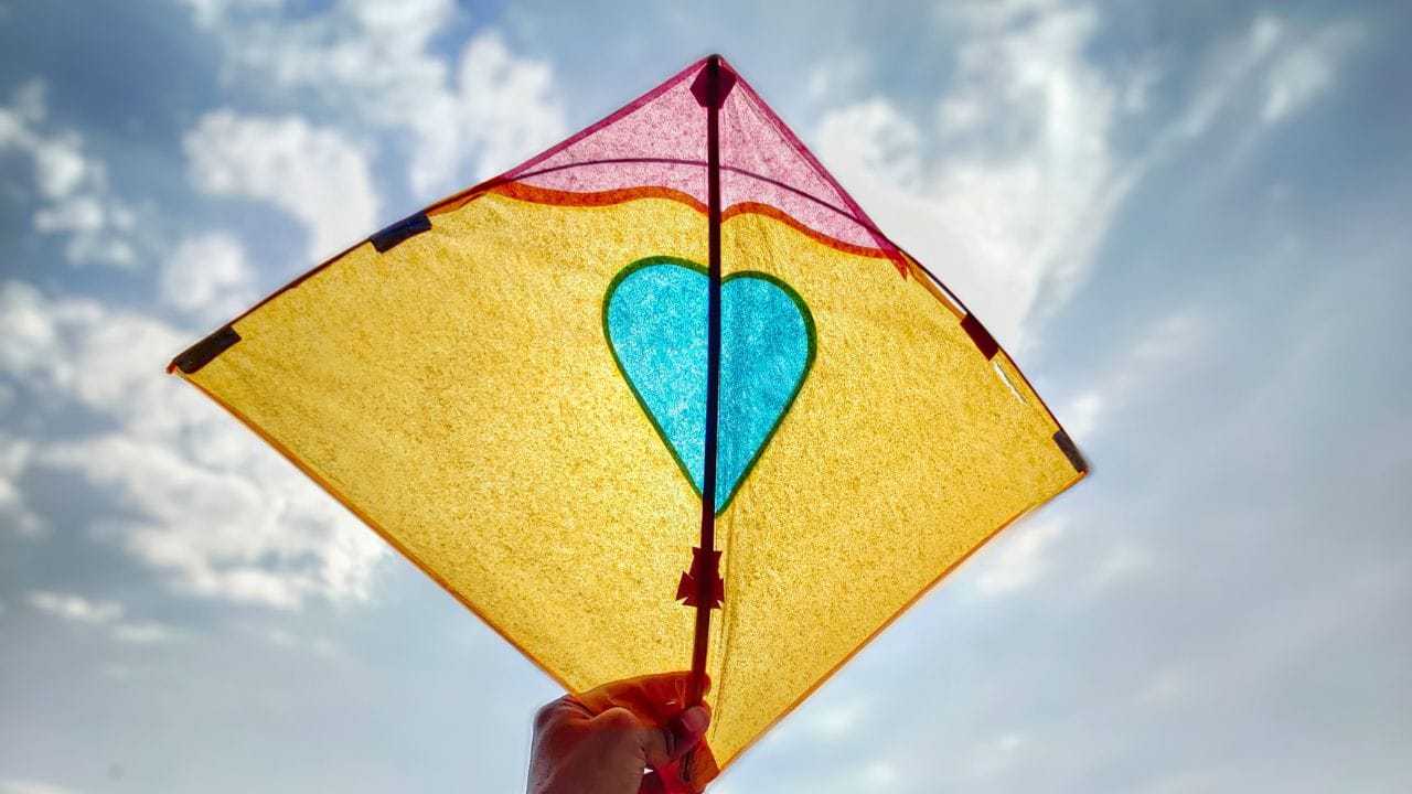 ખંભાતમાં મોટી સંખ્યામાં કારીગરો પતંગના વ્યવસાય સાથે સંકળાયેલા છે. જેના કારણે તેઓ ઉતરાયણ સુધી તો પતંગ બનાવવાની કામગીરીમાં વ્યસ્ત હોય છે. જેના માટે તેઓ ઉતરાયણ પછીના રવિવારે દરિયા કિનારી ઉતરાયણની ઉજવણી કરે છે. છેલ્લી 26મી જાન્યુઆરીના દિવસે ઉતરાયણની ઉજવણી કરવામાં આવે છે.