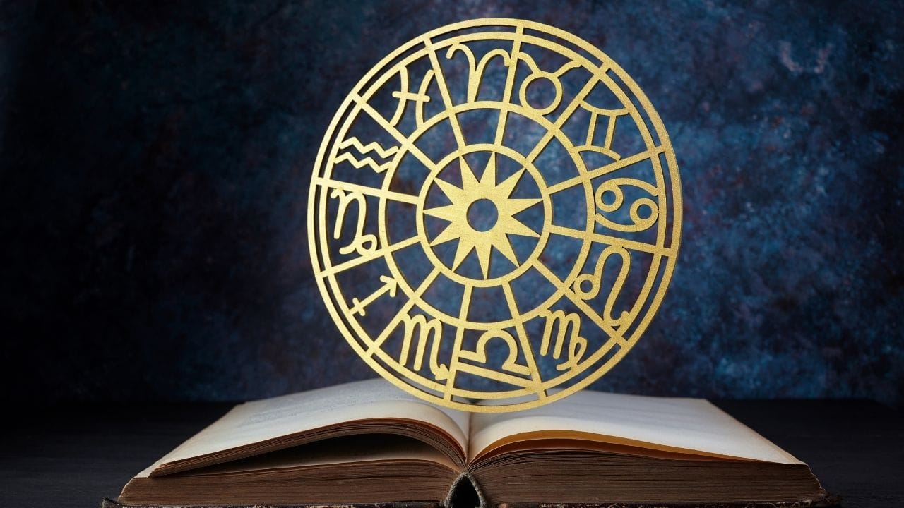 સિંહ રાશિ: મંગળના ગોચરથી સિંહ રાશિના જાતકોને વિશેષ લાભ મળશે. પરિવાર તરફથી સંપૂર્ણ સહયોગ પ્રાપ્ત થશે અને સામાજિક સંબંધો મજબૂત બનશે. આ સમયગાળો અનુકૂળ રહેશે, પરંતુ ઉતાવળમાં કોઈ મહત્વપૂર્ણ નિર્ણય લેવાનું ટાળવું જોઈએ.