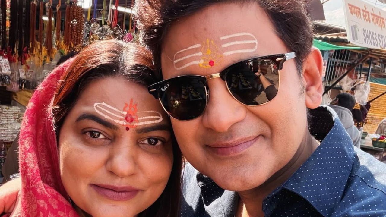  મનોજે અનુપ જલોટા માટે ભજન લખ્યા અને પહેલી વાર 3000 રૂપિયા કમાયા. જોકે, આ પછી પણ મનોજના સંઘર્ષના દિવસોનો અંત ન આવ્યો. મુંબઈના ફૂટપાથ પર ઘણી રાતો વિતાવતા મનોજને 2005 માં કૌન બનેગા કરોડપતિ માટે ગીતો લખવાની તક મળી.