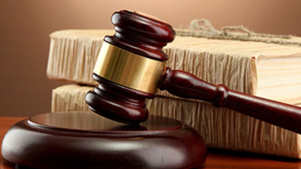 જોકે સુપ્રીમ કોર્ટે સ્પષ્ટપણે જણાવ્યું હતું કે આ આરોપો લગ્નજીવનમાં રોજિંદા સંઘર્ષો સમાન છે, ગુનાહિત ક્રૂરતા નહીં. કોર્ટે જણાવ્યું હતું કે પતિનું નાણાકીય વર્ચસ્વ અથવા નોંધપાત્ર માનસિક કે શારીરિક નુકસાન વિના ખર્ચનો હિસાબ માંગવો એ ક્રૂરતા ગણી શકાય નહીં. કોર્ટે એ પણ નોંધ્યું હતું કે ભારતમાં પુરુષો ઘણીવાર ઘરમાં નાણાકીય નિયંત્રણ કરે છે, પરંતુ આ ફોજદારી ગુનો નથી.
