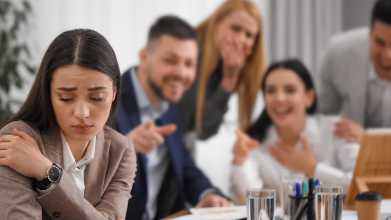 ઓફિસમાં માનસિક હેરાનગતિ, બળજબરીથી રાજીનામું લેવડાવવું, સતત ધમકી આપવી કે અપમાન કરવું. આ બધું Labour Laws અને Industrial Disputes Act અંતર્ગત ગેરકાયદેસર છે. આ ઉપરાંત મહિલાઓ માટે Sexual Harassment of Women at Workplace Act, 2013 હેઠળ માનસિક ત્રાસ માટે પણ કાર્યવાહી થઈ શકે છે. આવા કેસોમાં કંપની સામે વળતર અને નોકરી પુનઃપ્રાપ્ત કરવાની પણ શક્યતા રહે છે.