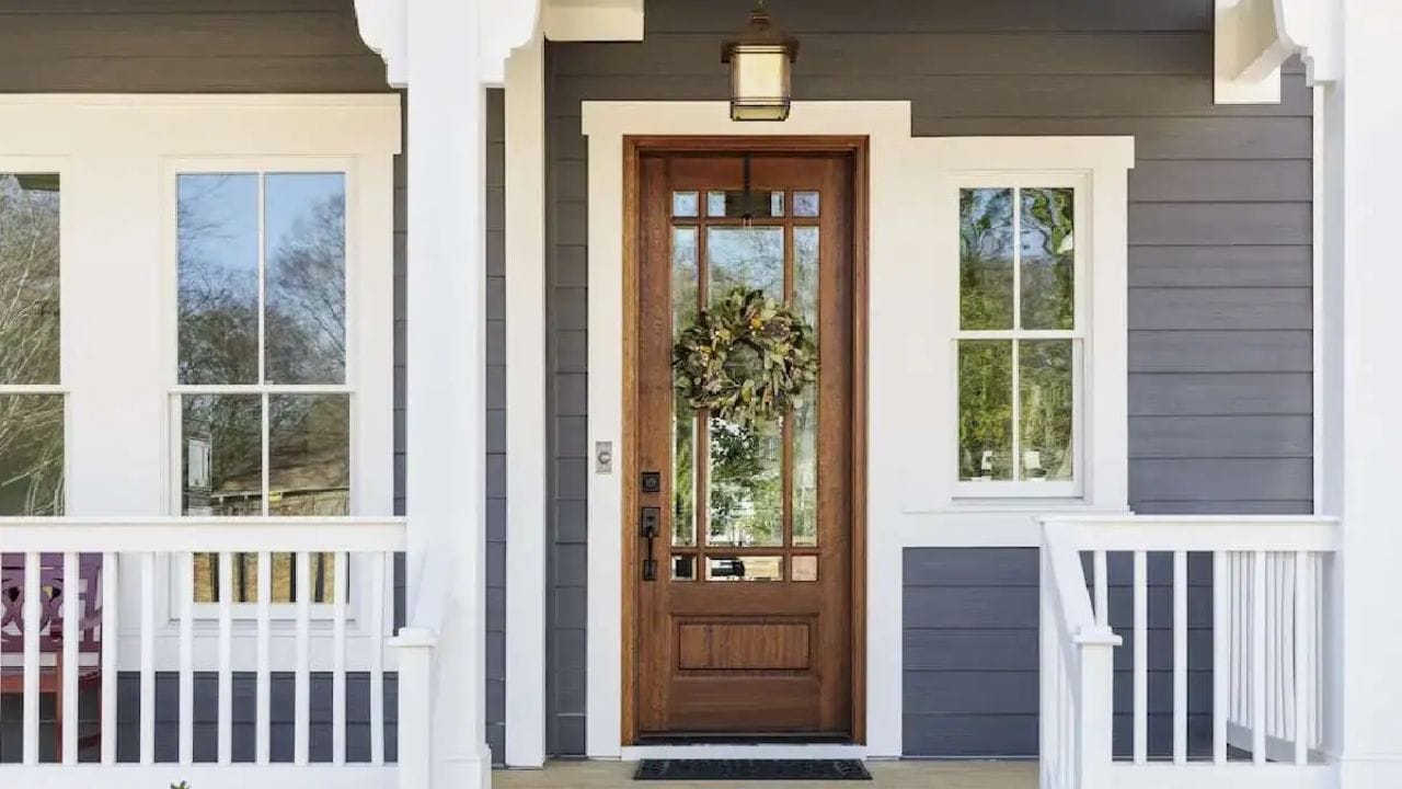 મુખ્ય દરવાજાની સામે અરીસાઓનો ઉપયોગ નકારાત્મક માનવામાં આવે છે કારણ કે એવું માનવામાં આવે છે કે તે ઘરમાં સકારાત્મક ઉર્જા ત્યાંથી પાછી ચાલી જાય છે, જેનાથી શાંતિ અને સમૃદ્ધિનો ઘરમાં અભાવ રહે છે.