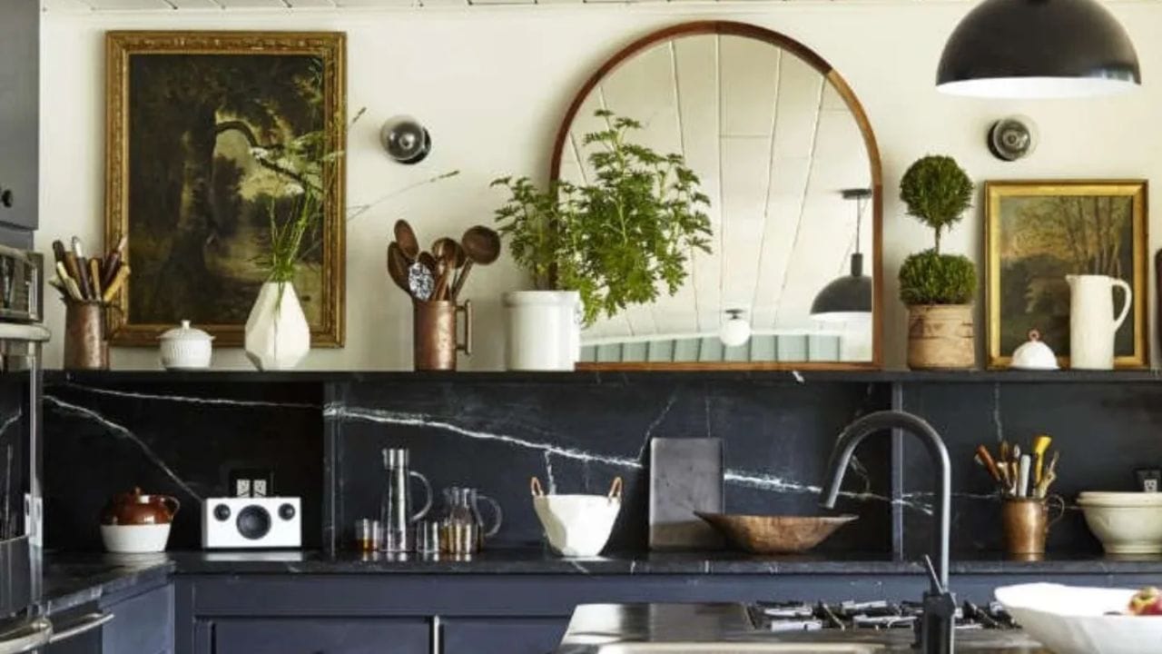 રસોડામાં અરીસાનો ઉપયોગ પણ નકારાત્મક માનવામાં આવે છે કારણ કે તે સંપત્તિ અને સમૃદ્ધિ પર નકારાત્મક અસર કરે છે, જે પરિવારની આર્થિક સ્થિતિને અસર કરી શકે છે.