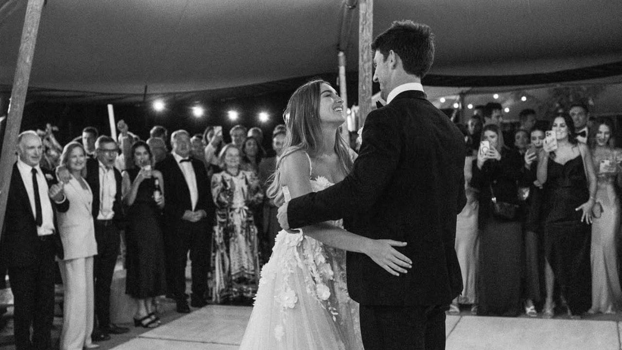 માર્શ જ્યોફ માર્શનો બીજો પુત્ર અને શોન માર્શનો નાનો ભાઈ છે, જે બંને ઓસ્ટ્રેલિયન રાષ્ટ્રીય ટીમ માટે રમી ચૂક્યા છે. તેમની બહેન મેલિસા માર્શ, ભૂતપૂર્વ બાસ્કેટબોલ ખેલાડી છે અને તે નિવૃત્ત AFL ખેલાડી, બ્રેડ શેપર્ડનો પિતરાઈ ભાઈ છે.