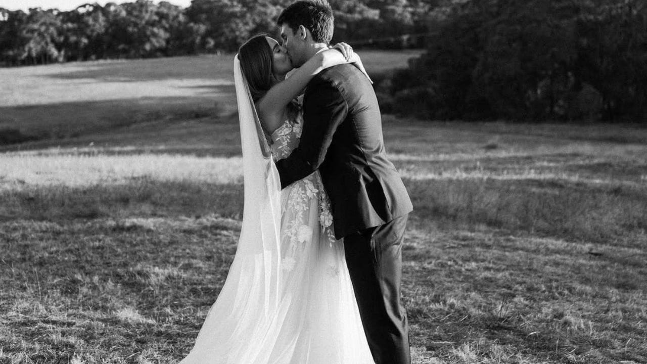 મિચેલ માર્શનો ઉછેર પશ્ચિમ ઓસ્ટ્રેલિયાના પર્થમાં થયો હતો, જ્યાં તેમણે વેસ્લી કોલેજમાં અભ્યાસ કર્યો હતો.