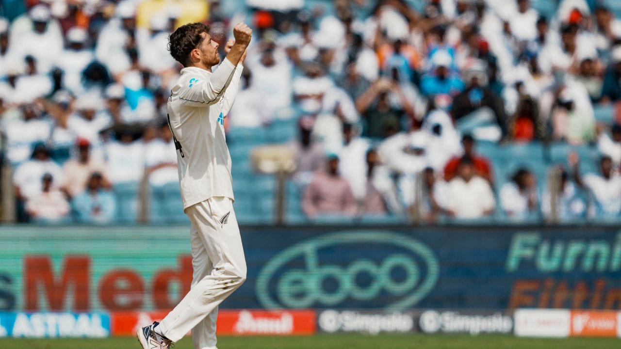 ડિસેમ્બર 2024માં તેમને ન્યુઝીલેન્ડના કાયમી વ્હાઇટ-બોલ કેપ્ટન તરીકે નિયુક્ત કરવામાં આવ્યો હતો. હવે મિચેલ સેન્ટર ટી20 વર્લ્ડકપમાં ન્યુઝીલેન્ડની ટીમની કમાન સંભાળશે.