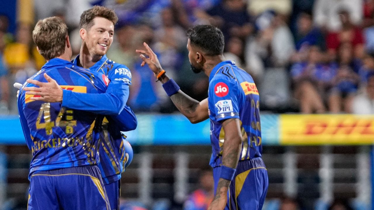 સેન્ટરની પત્ની કૈટલિન ડોડુંસ્કી એક ઈકોલોજિસ્ટ છે. મિચેલ સેન્ટરનો ભાઈ એલિયટ અને બહેન ઓલિવિયા પણ ન્યુઝીલેન્ડ માટે ક્રિકેટ રમે છે.