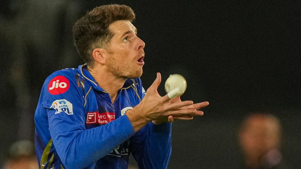 ઇંગ્લેન્ડ પ્રવાસની શરૂઆતમાં ઇન્ડિયન પ્રીમિયર લીગમાં ખેલાડીઓની ગેરહાજરી પૂરી કરવા માટે સેન્ટનરને પ્રવાસી ટીમમાં સામેલ કરવામાં આવ્યો હતો અને સમરસેટ સામે 94 રનની સારી રીતે રચાયેલી ઇનિંગ રમીને તાત્કાલિક છાપ ઉભી કરી હતી. નોર્ધન ડિસ્ટ્રિક્ટ્સ માટે માત્ર 19 લિસ્ટ A મેચ રમ્યા બાદ એજબેસ્ટન ખાતે તેમને વન-ડે આંતરરાષ્ટ્રીય ક્રિકેટમાં ડેબ્યૂ કરવામાં આવ્યું હતું.