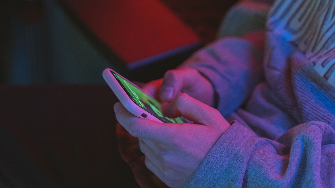 જો તમારા ફોનની બેટરી ઝડપથી ખતમ થતી હોય અને ફોન ધીમો ચાલે, વારંવાર ફ્રીઝ થાય, તો તે હેકનો સંકેત હોઈ શકે છે. આવી સમસ્યાઓને અવગણવી જોખમી હોઈ શકે છે.