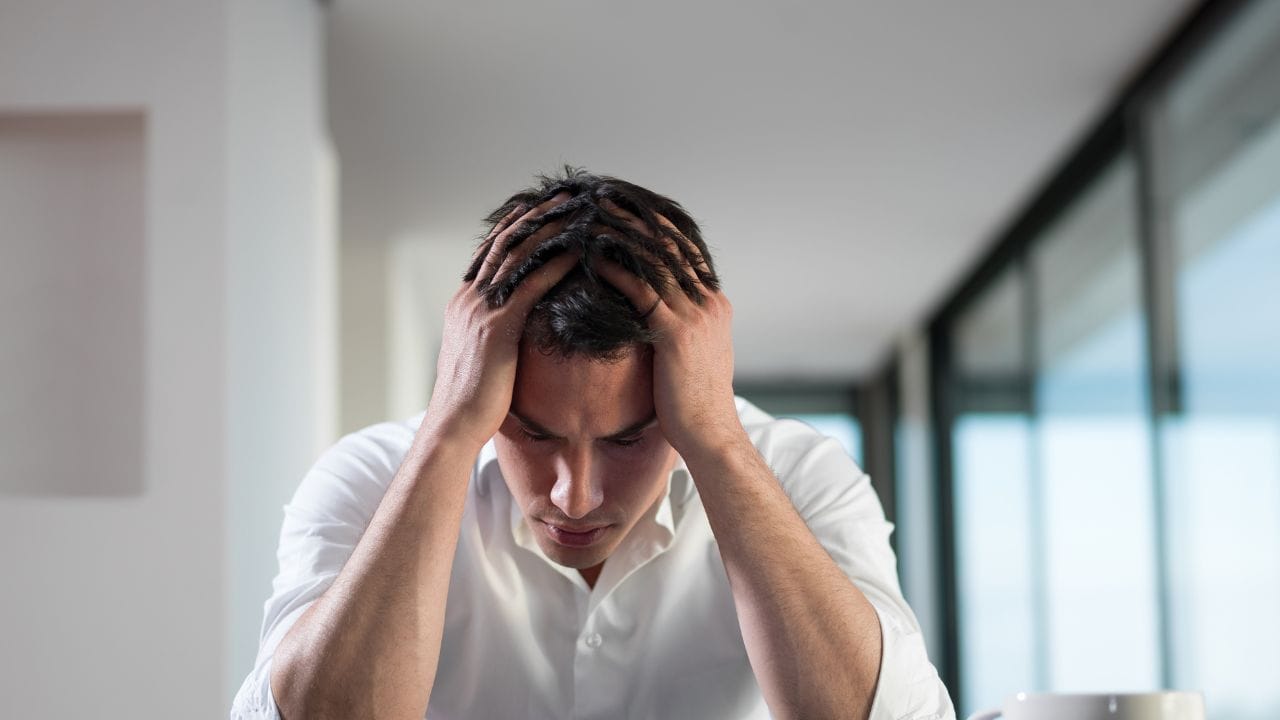 દરેક વ્યક્તિએ પોતાના મોબાઇલ અને એપ્લિકેશન્સ માટે અલગ પાસવર્ડ રાખવો જરૂરી છે. જો તમારું ઇમેઇલ કે સોશિયલ મીડિયા એકાઉન્ટ તમારી જાણ વગર બદલાઈ જાય, તો તે પણ હેકિંગની ચેતવણી છે. આવી પરિસ્થિતિમાં તાત્કાલિક સુરક્ષા પગલાં લો.(નોંધ : અહીં આપવામાં આવેલી મહિતી ફક્ત આપની જાણકારી માટે છે. કોઈ પણ સમસ્યા માટે નિષ્ણાંતોની સલાહ લેવી જરૂરી છે.)