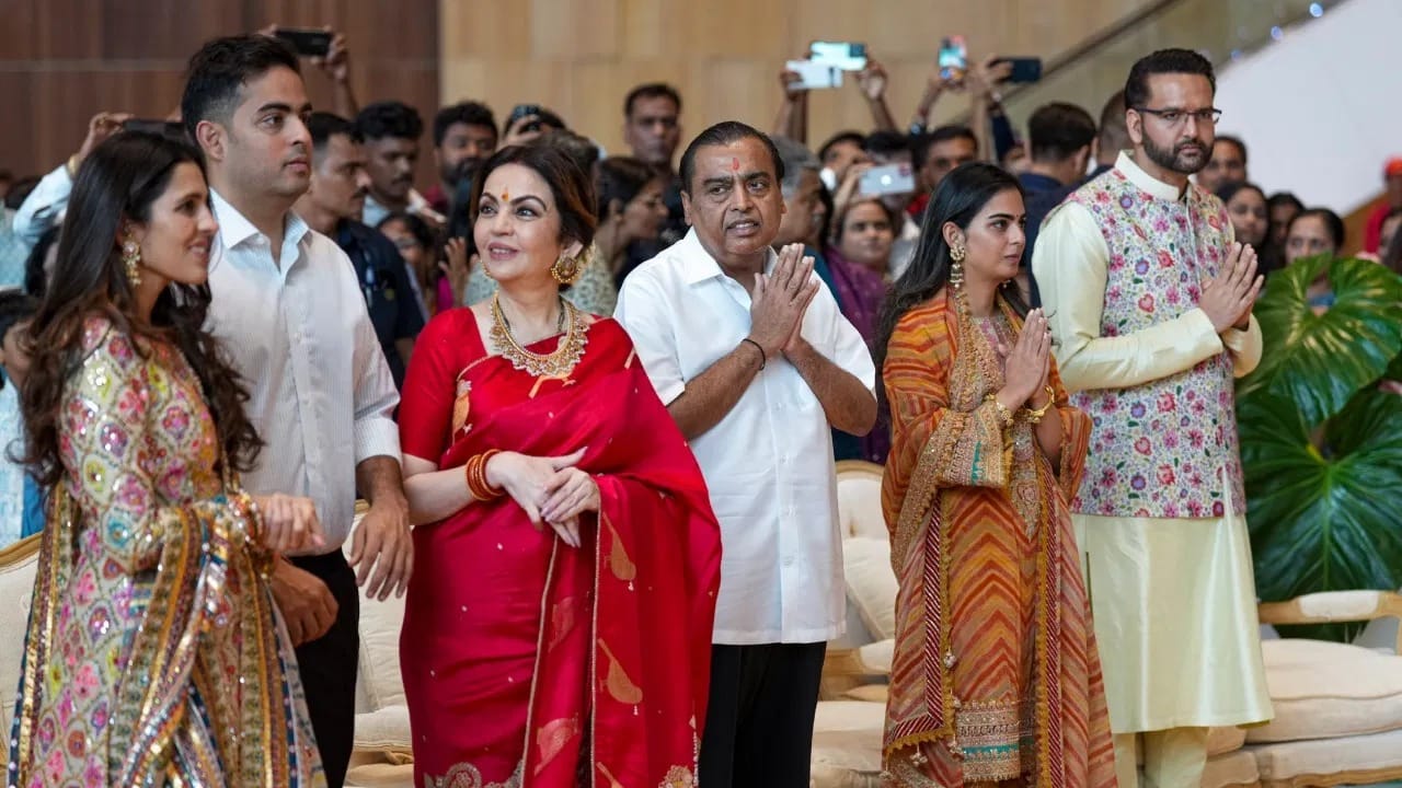 વિશ્વના સૌથી ધનિક લોકોમાંના એક મુકેશ અંબાણી અને તેમના પરિવારની જીવનશૈલી હંમેશા ચર્ચાનો વિષય રહે છે. અંબાણી પરિવાર માત્ર મોંઘી બ્રાન્ડ્સ પર જ નહીં પરંતુ પાણીની શુદ્ધતા અને ગુણવત્તા પર પણ લાખો રૂપિયા ખર્ચ કરે છે. હવે, તેમના સારા સ્વાસ્થ્યનું વાસ્તવિક રહસ્ય બહાર આવ્યું છે.