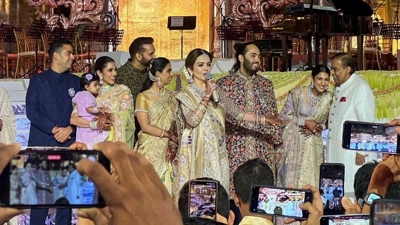 ઘણી બિઝનેસ કોન્ફરન્સ અને ખાનગી કાર્યક્રમોમાં, અંબાણીને આવા બ્રાન્ડના પાણીનો ઉપયોગ કરતા જોવા મળ્યા છે. આ પાણી અરવલ્લી પર્વતમાળામાં કુદરતી ઝરણામાંથી આવે છે. તેમાં મેગ્નેશિયમ, કેલ્શિયમ અને સિલિકા જેવા કુદરતી ખનિજો હોય છે.