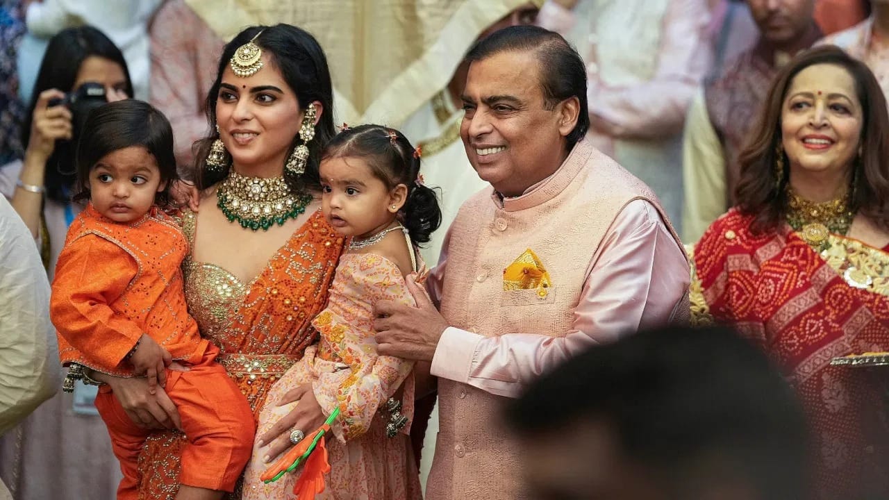 આ પાણી કોઈપણ કૃત્રિમ પ્રક્રિયાને આધિન નથી, તેથી તેનો કુદરતી સ્વાદ અને પોષક તત્વો અકબંધ રહે છે. આરોગ્ય નિષ્ણાતોના મતે, અંબાણી જેવા શ્રીમંત વ્યક્તિઓ શરીરમાં સંતુલિત pH સ્તર જાળવવા માટે આલ્કલાઇન પાણીનું સેવન કરે છે.