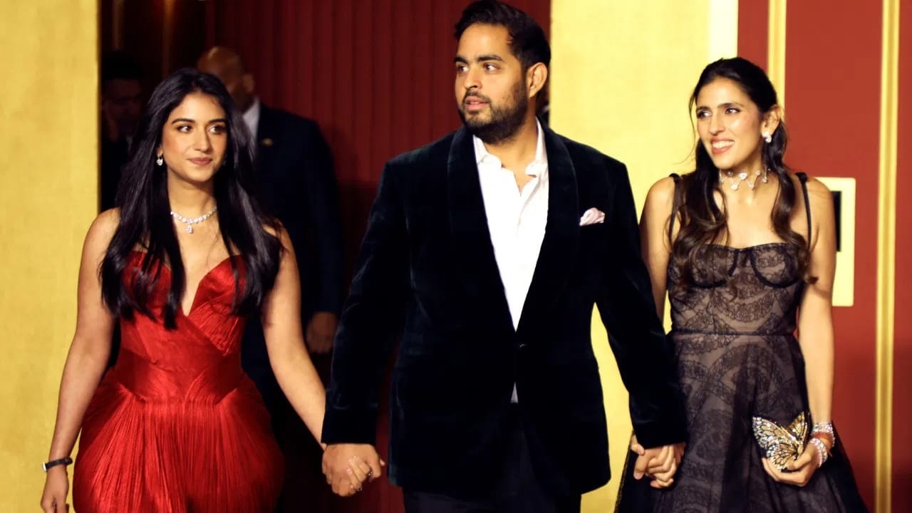 આ પાણી શરીરમાં એસિડિટી ઘટાડે છે અને ચયાપચય સુધારવામાં મદદ કરે છે. એન્ટિલિયા ખાસ કરીને અદ્યતન વોટર આયનાઇઝર્સથી સજ્જ છે જે સામાન્ય પાણીને હાઇડ્રોજનથી ભરપૂર આલ્કલાઇન પાણીમાં રૂપાંતરિત કરે છે. નિષ્ણાતોના અંદાજ મુજબ, જો કોઈ પરિવાર ઉચ્ચ ગુણવત્તાવાળા કુદરતી ખનિજ પાણીનો ઉપયોગ કરે છે, તો તેમનો માસિક ખર્ચ ₹5 લાખથી ₹10 લાખ સુધીનો હોઈ શકે છે, જે તેમની કુલ સંપત્તિની તુલનામાં અત્યંત ઓછો છે.