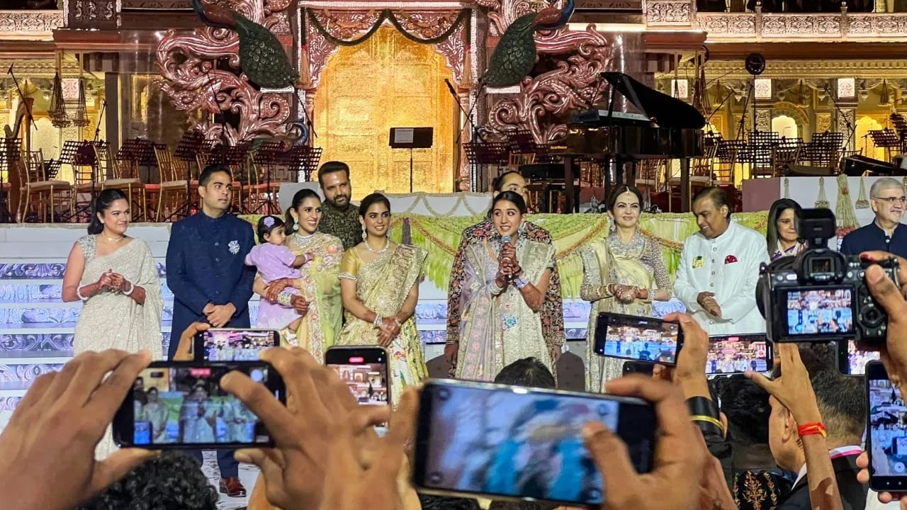 વધુમાં, જો અંબાણી પરિવાર ઉચ્ચ ગુણવત્તાવાળા કુદરતી ખનિજ પાણી અને આલ્કલાઇન ફિલ્ટરેશન સિસ્ટમનો ઉપયોગ કરે છે, તો તેમના સમગ્ર પરિવાર માટે પાણીની જાળવણી અને શુદ્ધિકરણનો વાર્ષિક ખર્ચ ₹30 થી ₹35 લાખની વચ્ચે હોઈ શકે છે.