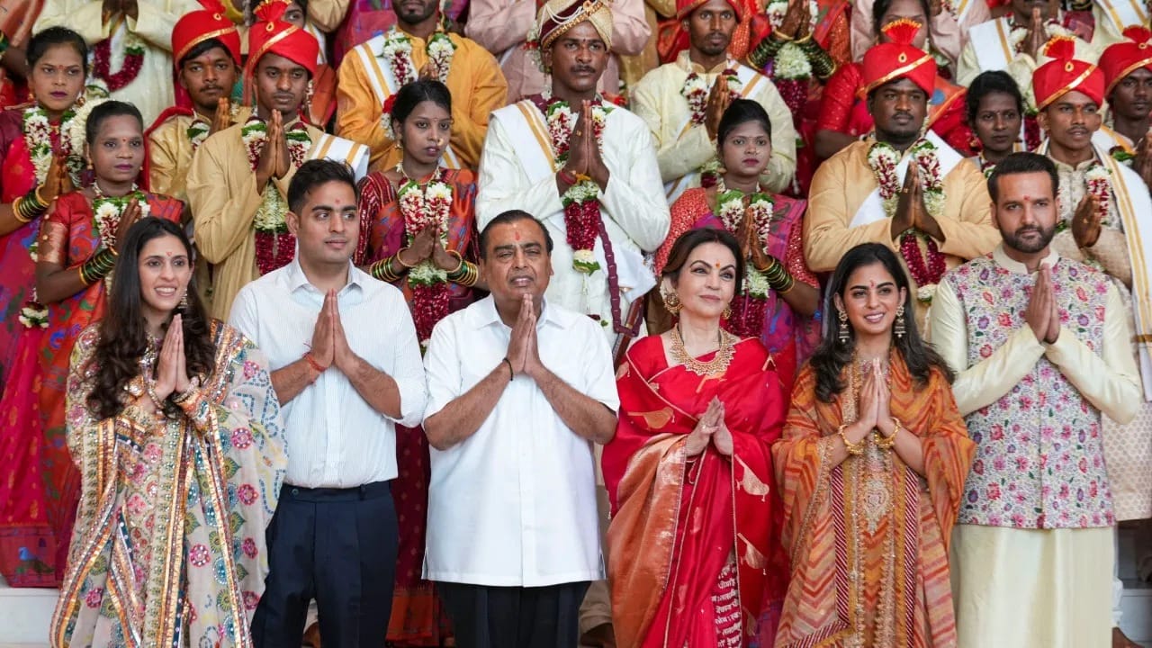 દરમિયાન, તેમની પ્લાસ્ટિક બોટલની કિંમત ₹439 થી ₹15,000 પ્રતિ બોટલ સુધીની હોય છે. અંબાણી પરિવાર દ્વારા મુખ્યત્વે ઉપયોગમાં લેવાતા કુદરતી આલ્કલાઇન પાણીની પ્રતિ લિટર કિંમત સામાન્ય રીતે ઘણી વધારે હોય છે. (અસ્વીકરણ: આ માહિતી વિવિધ મીડિયા અહેવાલો અને જાહેર સ્ત્રોતો પર આધારિત છે. અંબાણી પરિવારે આ માહિતી અથવા ઉપયોગમાં લેવાતા ચોક્કસ બ્રાન્ડની સત્તાવાર પુષ્ટિ કરી નથી.)