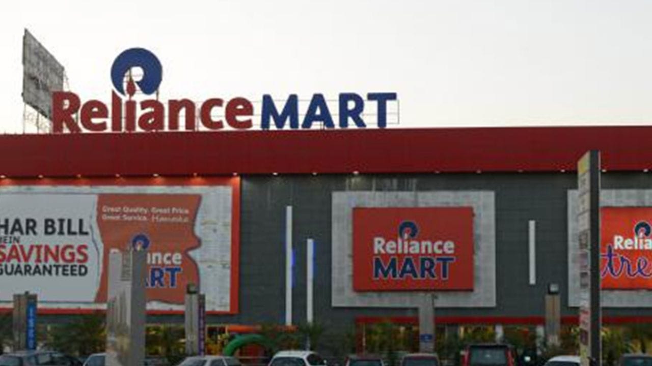 રિલાયન્સ રિટેલ વેન્ચર્સ લિમિટેડે પણ ડિસેમ્બર ક્વાર્ટરમાં સ્થિર પ્રદર્શન કર્યું છે. કંપનીનો ચોખ્ખો નફો 2.7 ટકા વધીને 3,551 કરોડ રૂપિયા થયો છે, જ્યારે કુલ આવકમાં 8.1 ટકાનો વધારો થઈને 97,605 કરોડ રૂપિયા નોંધાયો છે. દેશના સૌથી મોટા રિટેલર તરીકે રિલાયન્સ રિટેલે તેની વિસ્તરણ પ્રક્રિયા ચાલુ રાખી છે અને ડિસેમ્બર ક્વાર્ટરમાં 431 નવા સ્ટોર શરૂ કર્યા છે.