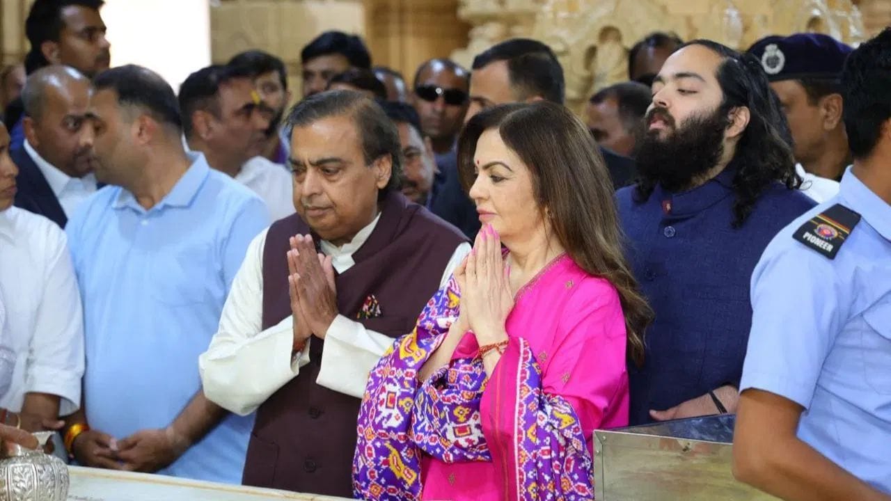 નવા વર્ષની શરૂઆત ખૂબ જ ઉત્સાહથી થઈ છે. નવા વર્ષની શરૂઆતમાં, મુકેશ અંબાણી, નીતા અંબાણી અને અનંત અંબાણીએ ગુજરાતના સોમનાથ મંદિરની મુલાકાત લીધી.