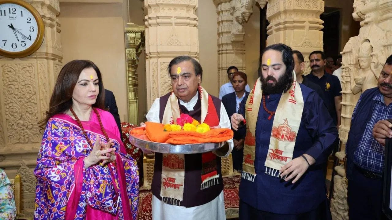 રિલાયન્સ ગ્રુપના ચેરમેન મુકેશ અંબાણી, નીતા અંબાણી અને અનંત અંબાણીએ સોમનાથ મંદિરની મુલાકાત લઈને ભક્તિ સાથે વર્ષની શરૂઆત કરી હતી.