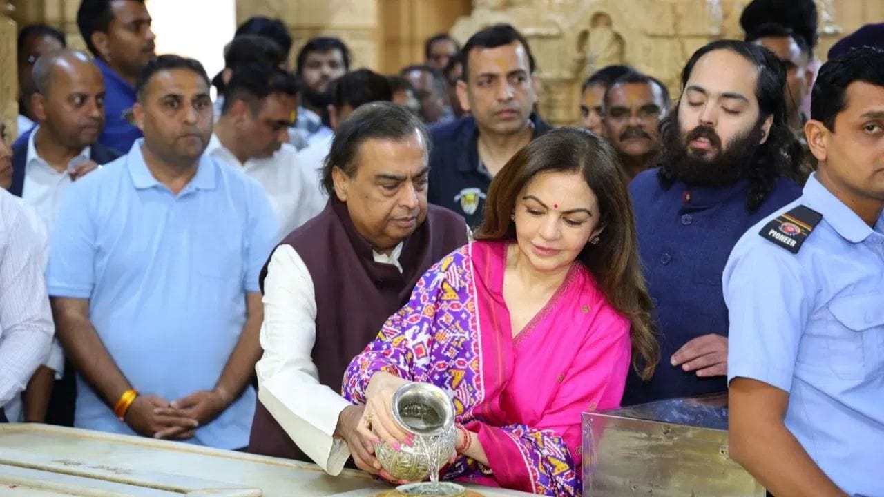 મંદિરના પૂજારીઓએ અંબાણી પરિવારનું સ્વાગત કર્યું. ત્યારબાદ, મુકેશ અંબાણીએ મંદિરને ₹5 કરોડનું દાન આપ્યું. આ દાન માટે તેમની વ્યાપક પ્રશંસા થઈ રહી છે.
