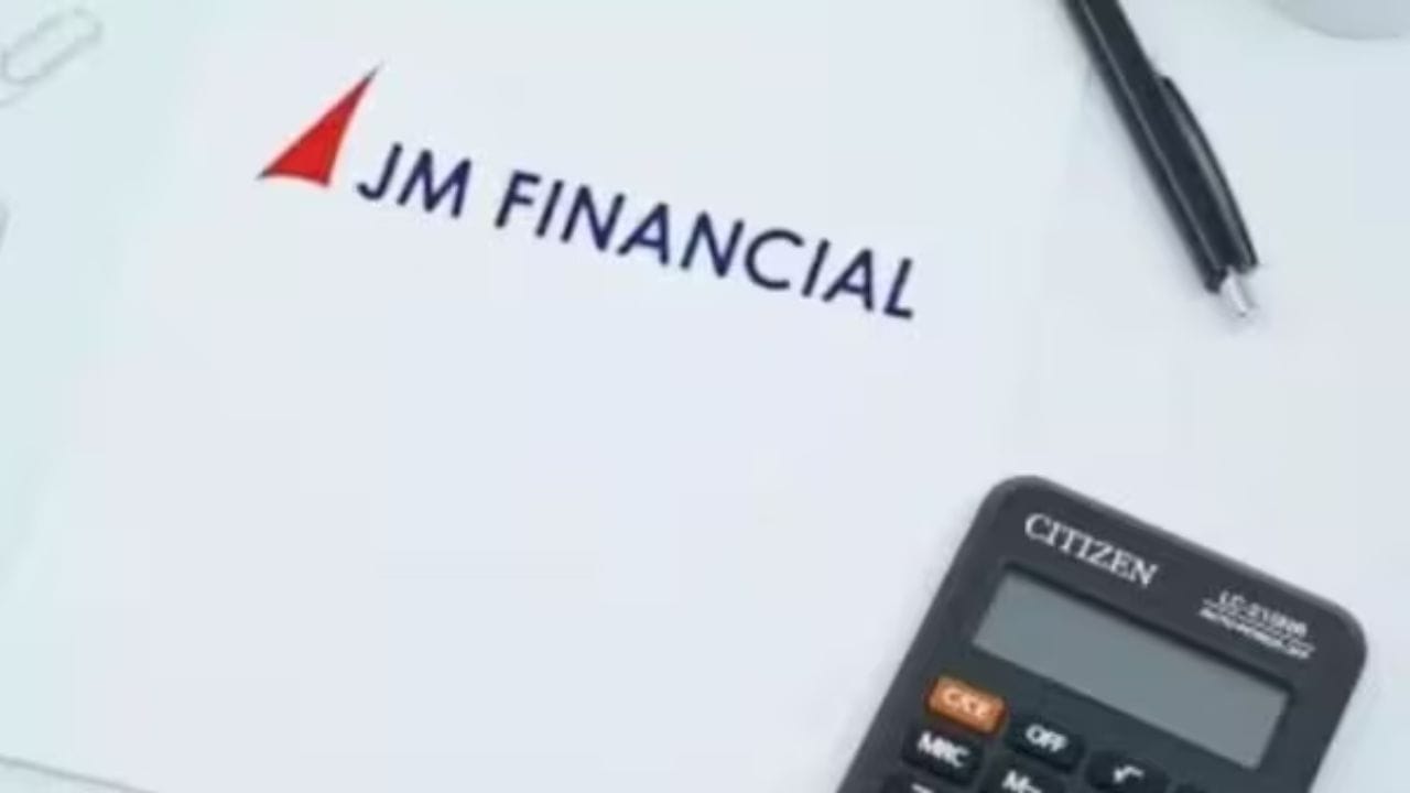 હાલમાં જસ્ટ ડાયલનો શેર ભાવ ₹718.50 આસપાસ ટ્રેડ થઈ રહ્યો છે. ગયા શુક્રવારે ટ્રેડિંગ દરમિયાન શેર ₹749 સુધી પહોંચ્યો હતો. સ્ટોકનો 52 સપ્તાહનો ઉચ્ચતમ સ્તર ₹1,049.85 રહ્યો છે. આ વચ્ચે, બ્રોકરેજ ફર્મ JM ફાઈનાન્શિયલ જસ્ટ ડાયલ પર તેની ‘Buy’ રેટિંગ યથાવત રાખી છે. બ્રોકરેજે FY26થી FY28 માટે આવકના અંદાજમાં 0.4થી 0.5 ટકાનો સુધારો કર્યો છે તેમજ EBITDA માર્જિન અંદાજમાં 37થી 71 બેસિસ પોઈન્ટ્સનો વધારો કર્યો છે.