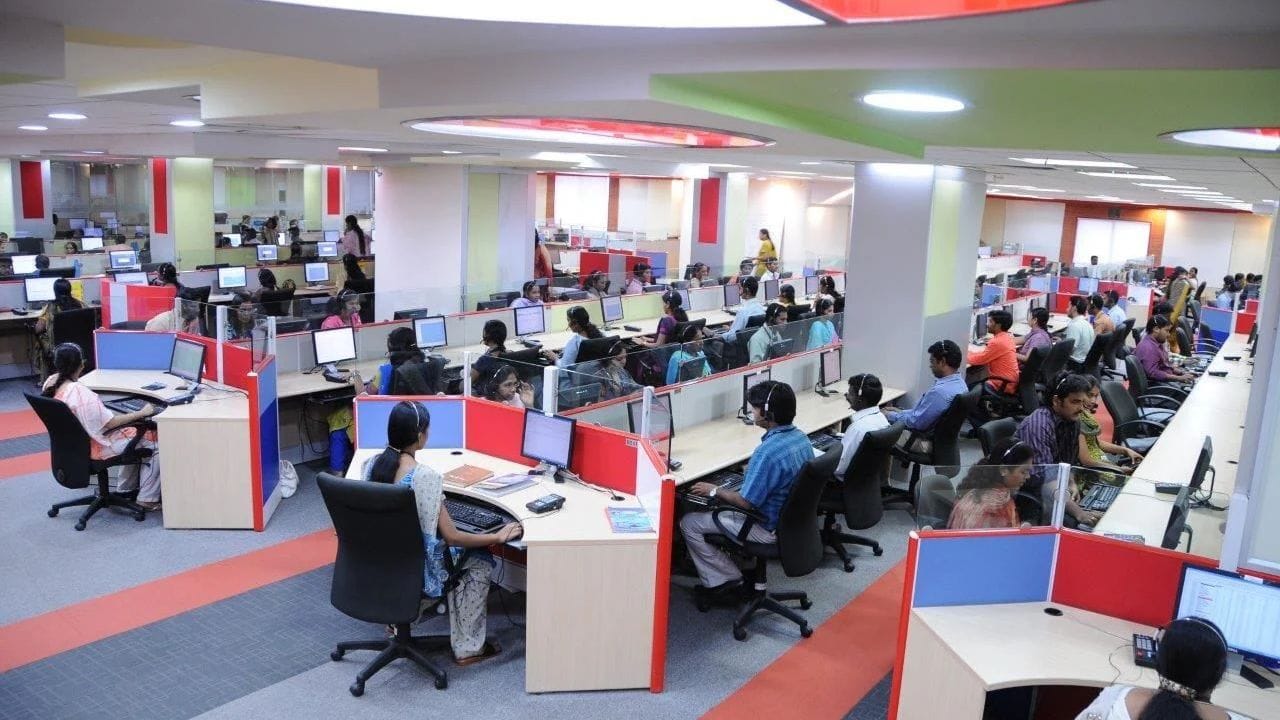 કંપનીના ત્રિમાસિક પરિણામોની વાત કરીએ તો, હાયપરલોકલ સર્ચ એન્જિન જસ્ટ ડાયલનો ડિસેમ્બર ક્વાર્ટરમાં કોન્સોલિડેટેડ ચોખ્ખો નફો વાર્ષિક ધોરણે 10.2% ઘટીને ₹117.9 કરોડ રહ્યો છે. જોકે, ત્રિમાસિક ધોરણે નફામાં 1.2%નો વધારો થયો છે અને તે ₹119.4 કરોડ સુધી પહોંચ્યો છે. નવા શ્રમ સંહિતાના અમલને કારણે સેવા ખર્ચમાં વધારો થતાં ₹21 કરોડનો એક વખતનો ખર્ચ થયો હતો, જેના કારણે નફા પર અસર પડી. આ ખર્ચ વગર કંપનીનો નફો અંદાજે ₹139 કરોડ રહેત.