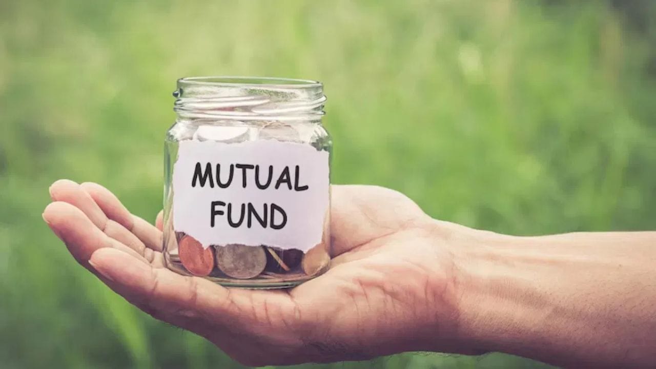 AMFI એ ડેટ લિંક્ડ સેવિંગ્સ સ્કીમ (DLSS) શરૂ કરવાની માંગ કરી છે, જેથી ભારતનું બોન્ડ માર્કેટ મજબૂત કરી શકાય અને રોકાણકારોને ડેટ ઇન્સ્ટ્રુમેન્ટ્સ તરફ આકર્ષી શકાય. AMFI દ્વારા ELSS ના નિયમ 3A માં ફેરફાર કરવાની માંગ કરવામાં આવી છે, જેથી રોકાણ ફક્ત 500 રૂપિયાના ગુણાંકમાં (Multiples) જ નહીં પરંતુ કોઈપણ રકમમાં કરી શકાય.