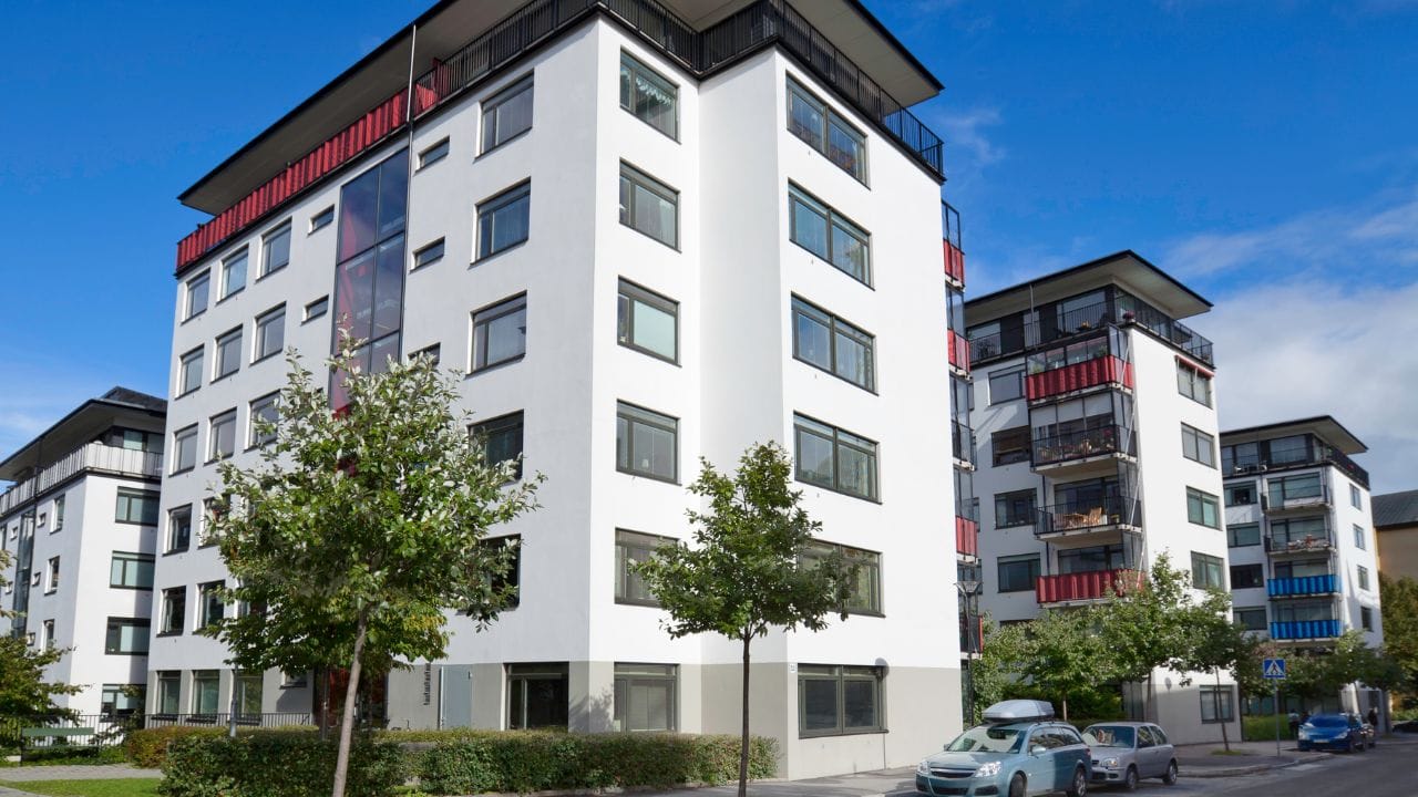 આયોગે ઓછી આવક ધરાવતા વર્ગ માટે ક્રેડિટ રિસ્ક ગેરંટી ફંડ સ્કીમ હેઠળ મહત્તમ લોન મર્યાદા વધારીને ₹40 લાખ કરવાની ભલામણ કરી છે. આ ઉપરાંત, નેશનલ હાઉસિંગ બેંક (NHB)ને આવકવેરા કાયદાની કલમ 54EC હેઠળ કરમુક્ત બોન્ડ જારી કરવાની મંજૂરી આપવાની પણ ભલામણ કરવામાં આવી છે. આ ભંડોળનો ઉપયોગ આર્થિક રીતે નબળા વર્ગ (EWS) અને ઓછી આવક ધરાવતા જૂથ (LIG) માટેના સસ્તા આવાસ પ્રોજેક્ટ્સ માટે થઈ શકે છે.