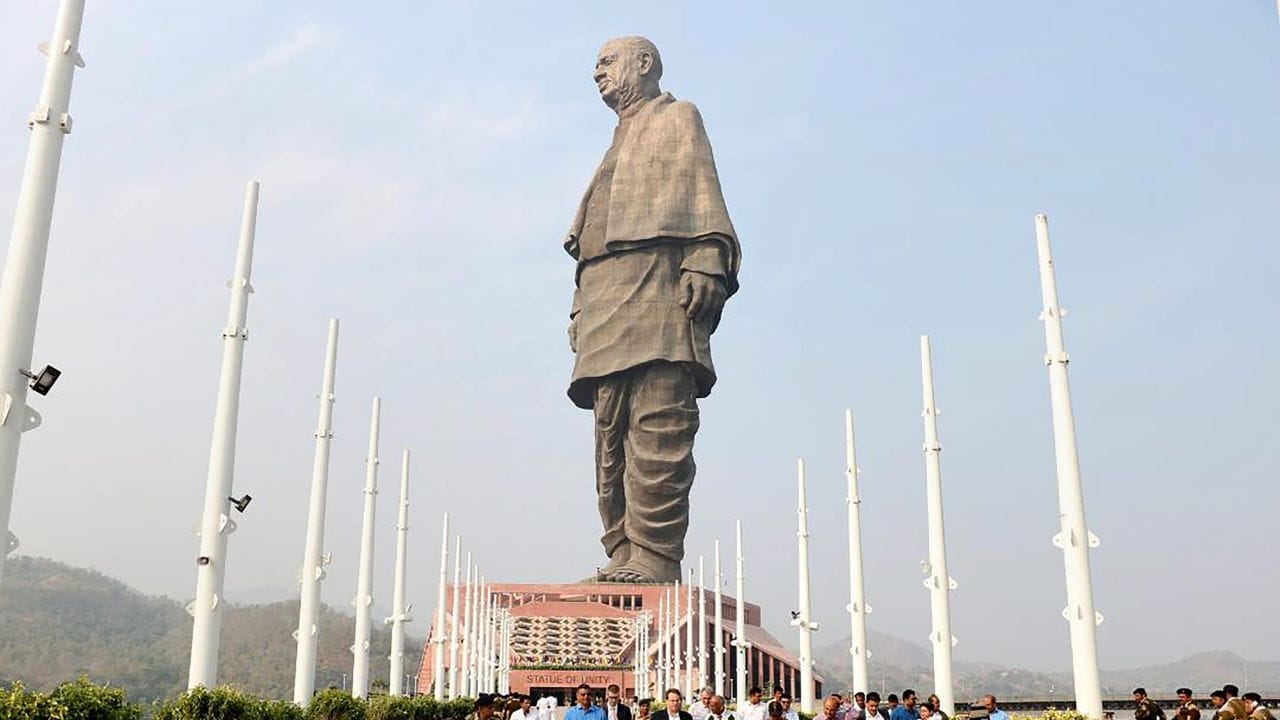 ભારતની સ્વાતંત્ર્ય લડતમાં ગુજરાતની ભૂમિકા અત્યંત મહત્વની રહી છે. આ ધરતી પરથી મહાત્મા ગાંધી અને સરદાર વલ્લભભાઈ પટેલ જેવા મહાન નેતાઓ જન્મ્યા, જેમણે દેશના ઈતિહાસને નવી દિશા આપી. સાથે સાથે, ગુજરાતે મોરારજી દેસાઈ જેવા સિદ્ધાંતનિષ્ઠ અને દેશપ્રેમી વડાપ્રધાન પણ દેશને આપ્યા છે. સરદાર પટેલ સ્વતંત્ર ભારતના પ્રથમ ગૃહમંત્રી અને ઉપમુખ્યમંત્રી રહ્યા, જેમણે 600થી વધુ દેશી રજવાડાંઓને એકઠા કરીને અખંડ ભારતના નિર્માણમાં અમૂલ્ય યોગદાન આપ્યું. ( Credits:Paras Shah Photography/Moment Open/Getty Images )