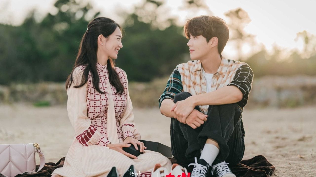 3. Romance at the Cha-Cha-Cha આ લાઇટ હાર્ટેડ રોમેન્ટિક કોમેડી છે, જેમાં એક સ્ત્રી અને એક માછીમાર વચ્ચે પ્રેમ નીકળી આવે છે. બંને વચ્ચેનો કેમિસ્ટ્રી, પ્રેમ અને મઝાકિયાં પળો જોવા મળે છે.