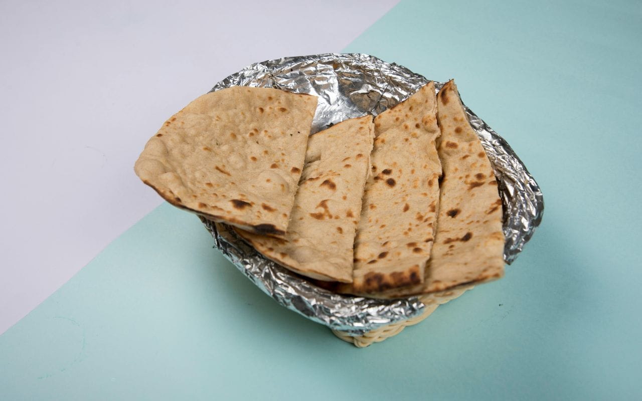 એવું માનવામાં આવે છે કે રોટલી ગણવાથી આવક ઓછી થઈ શકે છે અને ખર્ચ વધી શકે છે. તેનાથી ઘરમાં આર્થિક તંગી અને આર્થિક સમસ્યાઓ પણ થઈ શકે છે. આનાથી ખોરાકની કદર ઓછી થઈ શકે છે અને ખોરાકની વિપુલતા પણ વધી શકે છે. રોટલી ગણવાથી થતી વાસ્તુ ખામીઓ નાની નાની બાબતો પર ઝઘડાઓ વધારી શકે છે. રસોડામાં નકારાત્મક ઉર્જા વધે છે, જે આખા ઘરના વાતાવરણને અસર કરે છે.
