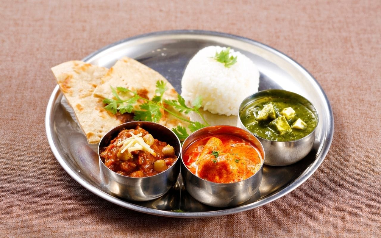 જો તમે આ બાબતોને ધ્યાનમાં રાખશો, તો તમે તમારા ઘરમાં વાસ્તુ દોષોથી બચી શકો છો અને જીવનની સમસ્યાઓ ઘટાડી શકો છો. એવું માનવામાં આવે છે કે ગાયને પહેલી રોટલી ખવડાવવાથી શુભ ફળ મળે છે. આ પછી, દરેક માટે રોટલી બનાવો, પરંતુ તેને ગણશો નહીં. આમ કરવાથી ઘરમાં સુખ-સમૃદ્ધિ જળવાઈ રહે છે અને પારિવારિક કાર્યો સરળતાથી પૂર્ણ થાય છે.
