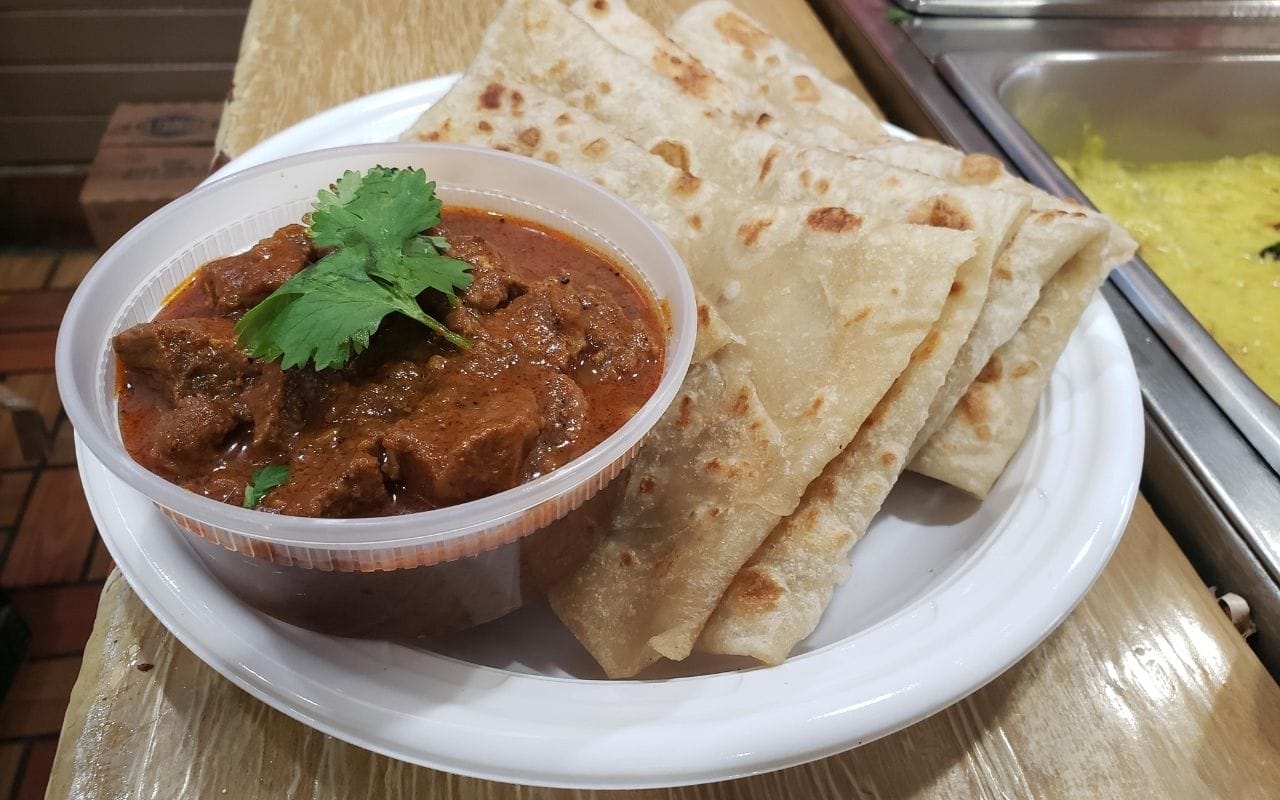  રોટલી માટેનું વાસ્તુ: ઘણીવાર, રસોઈ કરતી વખતે, રોટલી ગણવામાં આવે છે જેથી પરિવારના દરેક સભ્યને સમાન માત્રામાં મળે. પરંતુ શું તમે જાણો છો કે વાસ્તુ શાસ્ત્ર અનુસાર, રોટલી ગણવી અયોગ્ય માનવામાં આવે છે? આમ કરવાથી ઘરની સકારાત્મક ઉર્જા પર અસર પડી શકે છે. વાસ્તુ અને જ્યોતિષ નિષ્ણાતોના મતે, રોટલી ગણવાથી જીવનમાં ઘણી સમસ્યાઓ થઈ શકે છે. ચાલો સમજીએ કે આવું શા માટે કહેવામાં આવે છે અને તેના સંભવિત ગેરફાયદા શું છે.
