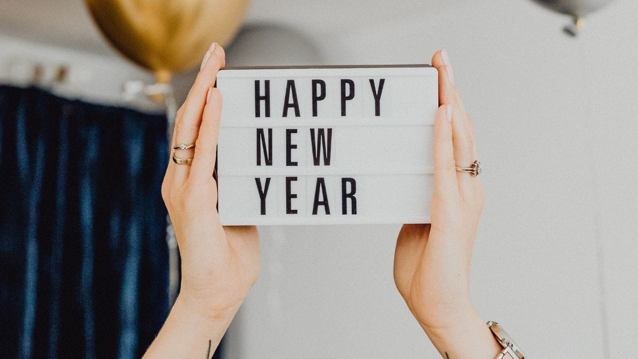   Middle Agesમાં ફેરફાર થયો. મધ્યકાળમાં ઈસાઈ ચર્ચે ન્યુયરને અલગ અલગ તારીખો પર મનાવવાનું શરુ કર્યું જેમ કે,25 March, Easter વગેરે, આ માટે યુરોપના અલગ અલગ દેશોમાં અલગ અલગ ન્યુયર તારીખ પ્રચલિત થઈ હતી,