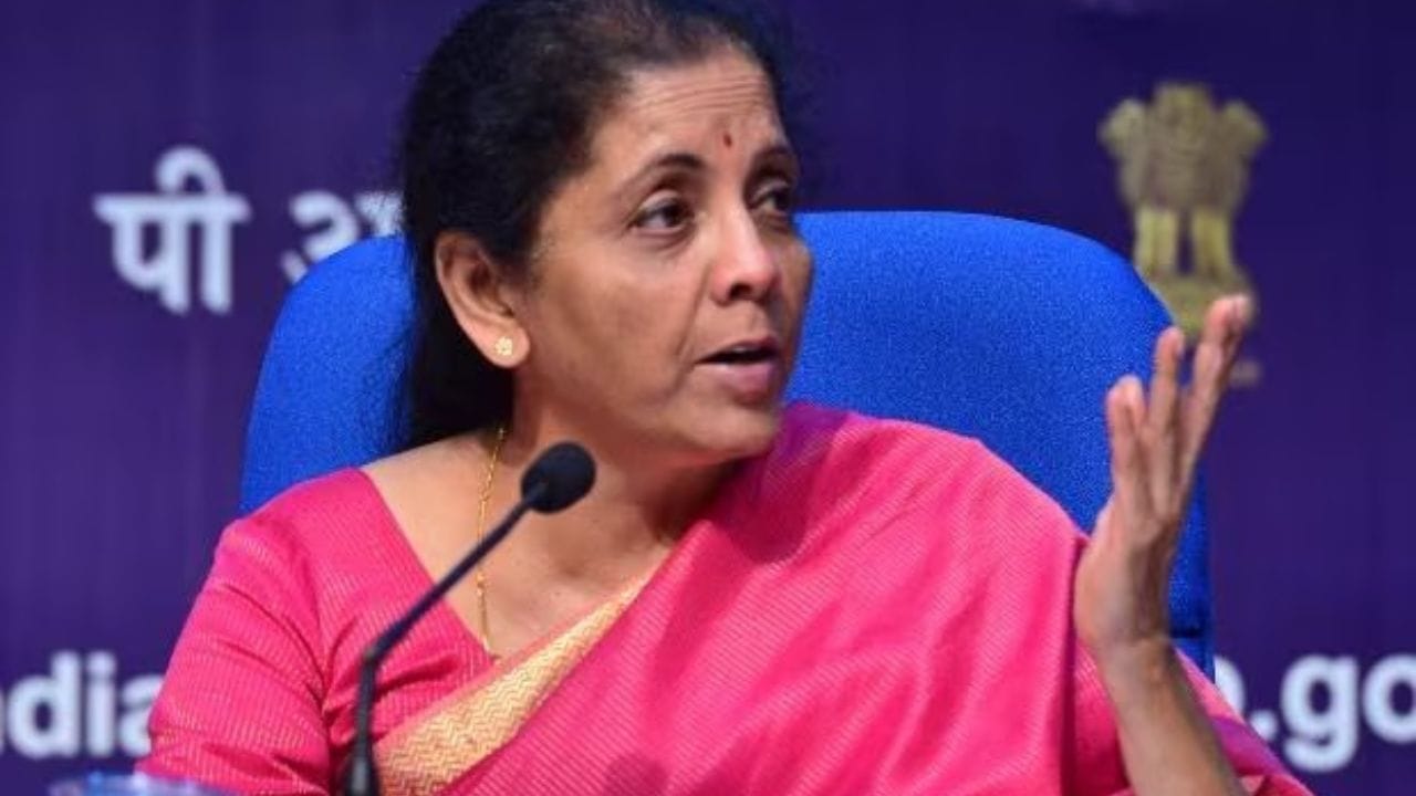 મંગલગીરી સિલ્ક સાડી - 2019નું બજેટ: 2019માં સીતારમણે ભારતના પૂર્ણ-સમયના નાણામંત્રી તરીકેનો કાર્યભાર સંભાળ્યો. પ્રેઝન્ટેશન દરમિયાન તેમણે સોનેરી કિનારીવાળી ગુલાબી મંગલગીરી સિલ્ક સાડી પહેરી હતી. આ પહેલી વાર હતું જ્યારે તેમણે બજેટ બ્રીફકેસને પરંપરાગત 'બહી ખાતા' (બહી ખાતા) થી બદલી હતી.