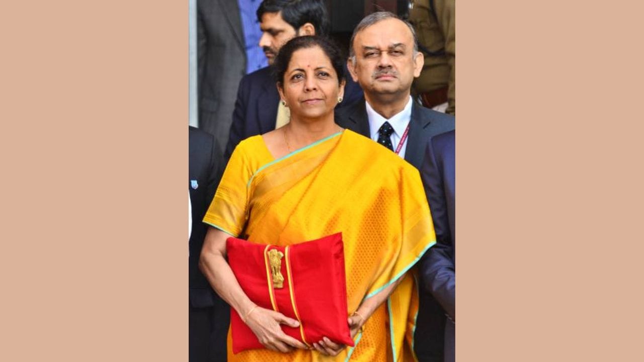 પીળી સિલ્ક સાડી - 2020 બજેટ: 2020નું બજેટ રજૂ કરતી વખતે સીતારમણે વાદળી કિનારીવાળી ઘેરી પીળી સિલ્ક સાડી પસંદ કરી. પીળો રંગ ભારતમાં શુભતાનું પ્રતીક છે અને તે સમૃદ્ધિ અને સુખાકારી લાવે છે તેવું માનવામાં આવે છે. તે સમયે તેમની સાડી ભારતની સંસ્કૃતિ અને સંપત્તિનું પ્રતિનિધિત્વ માનવામાં આવતી હતી.