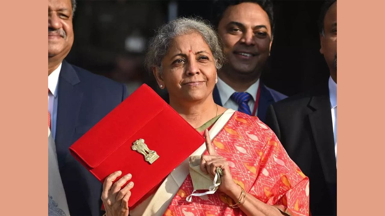 પોચમપલ્લી સાડી - બજેટ 2021: 2021માં નાણામંત્રી નિર્મલા સીતારમણે બજેટ રજૂ કરવા માટે લાલ અને સફેદ રેશમી પોચમપલ્લી સાડી પહેરી હતી. પોચમપલ્લી સાડીઓ સિલ્ક ઇકત તકનીકનો ઉપયોગ કરીને બનાવવામાં આવે છે, જેને ઇકત સાડી તરીકે પણ ઓળખવામાં આવે છે. પોચમપલ્લી ઇકત તેલંગાણા શહેરથી આવે છે જે "ભારતનું સિલ્ક સિટી" તરીકે ઓળખાય છે.