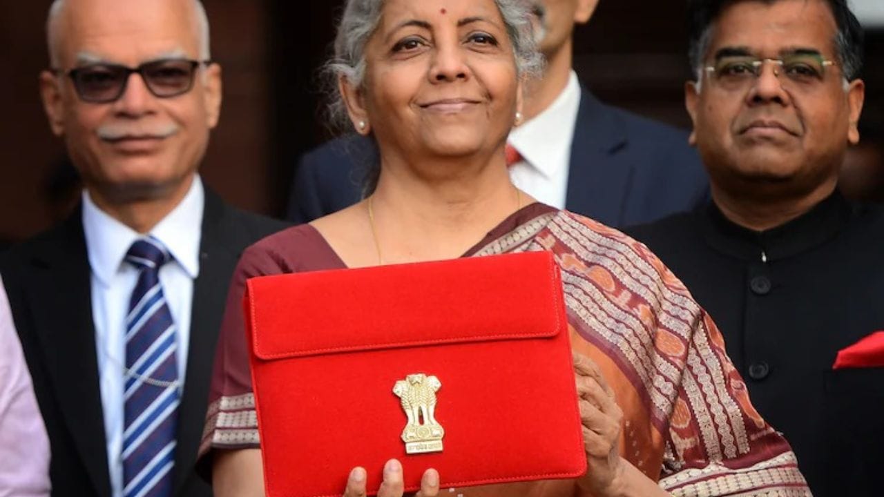 ક્રિસ્પ બ્રાઉન સિલ્ક સાડી - બજેટ 2022: 2022 ના બજેટ સત્ર દરમિયાન નાણામંત્રી નિર્મલા સીતારમણે ઓફ-વ્હાઇટ રંગમાં ભૌગોલિક પેટર્નવાળી ક્રિસ્પ બ્રાઉન સિલ્ક સાડી પહેરી હતી. બજેટ રજૂ કરતી વખતે તેમણે ઓડિશાના હેન્ડલૂમને શ્રદ્ધાંજલિ આપી હતી. નાણામંત્રી ઘણીવાર આવી હેન્ડલૂમ સાડી પહેરેલા જોવા મળે છે. કસુતી લોક ભરતકામ હસ્તકલાને GI ટેગ છે. આ ભરતકામ ધારવાડ પ્રદેશ માટે અનોખું હોવાનું કહેવાય છે.