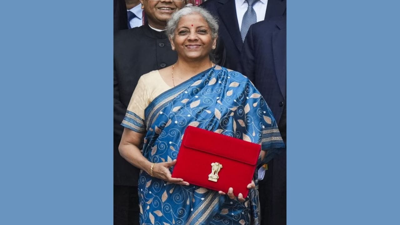 રનિંગ સ્ટીચ - 2024 બજેટ: 2024 ના કેન્દ્રીય બજેટ માટે નાણામંત્રી નિર્મલા સીતારમણે મેજેન્ટા બોર્ડરવાળી ઓફ-વ્હાઇટ અથવા ક્રીમ રંગની સાડી પહેરી હતી. સતત સાતમું કેન્દ્રીય બજેટ રજૂ કરતી વખતે સીતારમણે જાંબલી બોર્ડર અને સોનેરી કામવાળી આંધ્રપ્રદેશની સફેદ સિલ્ક સાડી પહેરી હતી. 2024 ના વચગાળાના બજેટ પ્રસ્તુતિ દરમિયાન, તેમણે વાદળી કાંથા સાડી પહેરી હતી, જેને રનિંગ સ્ટીચ તરીકે ઓળખવામાં આવે છે.