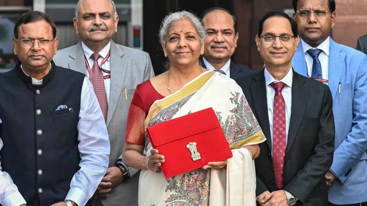 મધુબની પેઇન્ટિંગ સાડી - બજેટ 2025: 1 ફેબ્રુઆરીના રોજ બજેટ રજૂ કરતી વખતે, નિર્મલા સીતારમણે એક અનોખી રંગની સાડી પહેરી હતી. તેમણે બિહારની લોકપ્રિય હસ્તકલા કલા સ્વરૂપ મધુબનીથી શણગારેલી ક્રીમ અને સોનેરી બોર્ડરવાળી સાડી પહેરી હતી. આ સાડી મધુબની કલાકાર અને પદ્મ પુરસ્કાર વિજેતા દુલારી દેવીએ ભેટમાં આપી હતી. દુલારીને 2021માં પદ્મ પુરસ્કારથી નવાજવામાં આવી હતી. સીતારમણે તેમના કૌશલ્યનું સન્માન કરવા માટે આ સાડી પહેરી હતી.