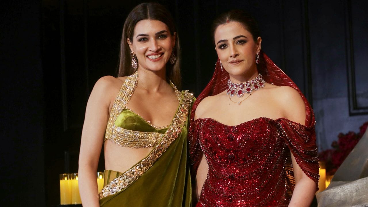 નુપુર સેનનો જન્મ 15 ડિસેમ્બર 1995ના રોજ થયો છે.તે એક ભારતીય અભિનેત્રી છે. બોલિવુડ અભિનેત્રી કૃતિ સેનનની નાની બહેન છે.